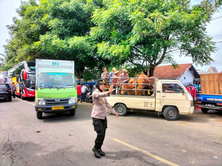 Beri Rasa Aman, Polwan Polres Pamekasan ini Hadir di Setiap Kegiatan Masyarakat