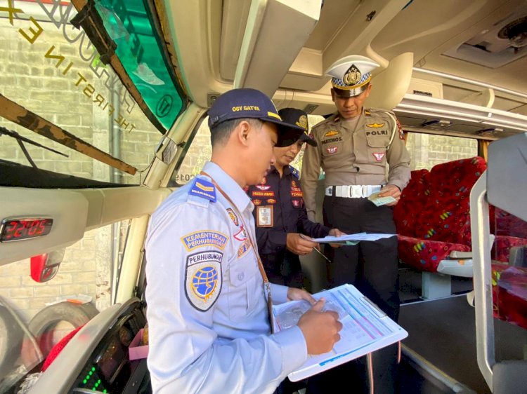 Gelar Program Unggulan Mahameru Lantas, Polisi Inspeksi Armada Bus di Ponorogo