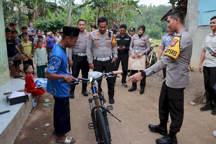 Kapolres Jember Beri Sepeda kepada Pelajar Yatim Piatu yang Jalan Kaki 5 Km Tiap Pergi dan Pulang Sekolah