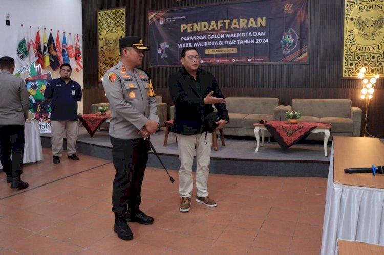 Masa Pendaftaran Paslon di Pilkada 2024 Polisi Sterilisasi Kantor KPU Kota Blitar