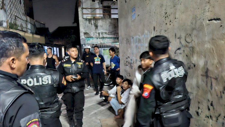 Polisi dan Warga Amankan Lima Orang Anggota Gengster di Pasar Kembang Surabaya