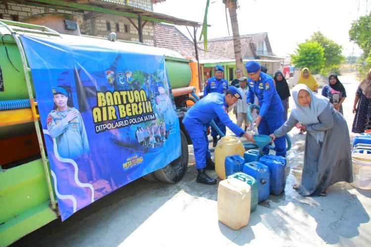 Polisi Peduli, Ditpolairud Polda Jatim Droping Air Bersih untuk Warga Mantup Lamongan