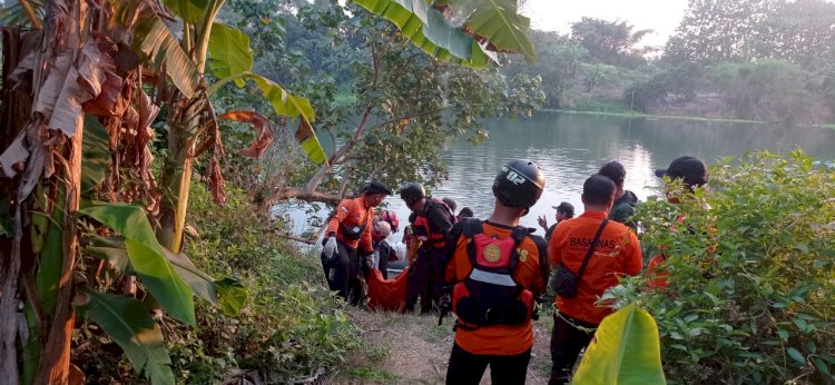 Polisi Bersama Tim SAR Berhasil Temukan Korban yang Menceburkan Diri di Sungai Brantas