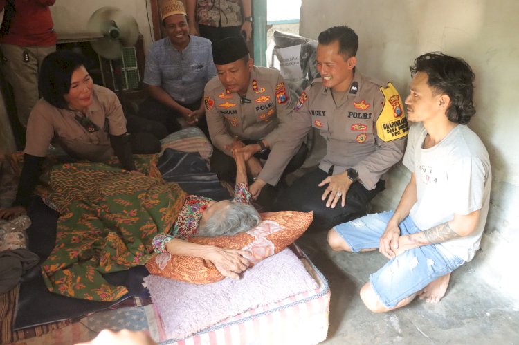 Senyum Bahagia Mbah Sonten Setelah Mendapatkan Kursi Roda dari Polres Mojokerto