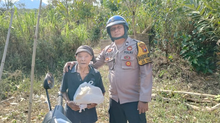 Polisi Peduli, Pak Bhabin Berbagi Sembako untuk Warga Kurang Mampu di Bondowoso