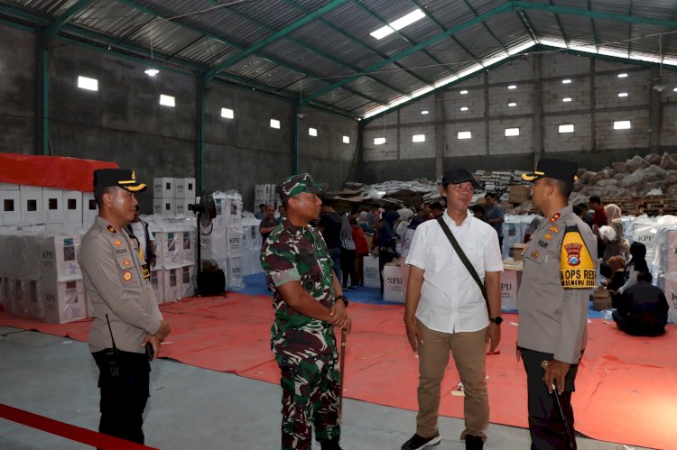 Kapolres Kediri Kota Bersama Dandim 0809 Pastikan Logistik Pilkada 2024 di Gudang KPU Aman