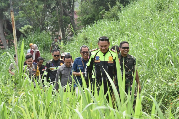 Kapolres Bondowoso Bersama Forkopimda Menembus Jalan Terjal, Pastikan Distribusi Logistik Pilkada di Lokasi Terpencil Aman