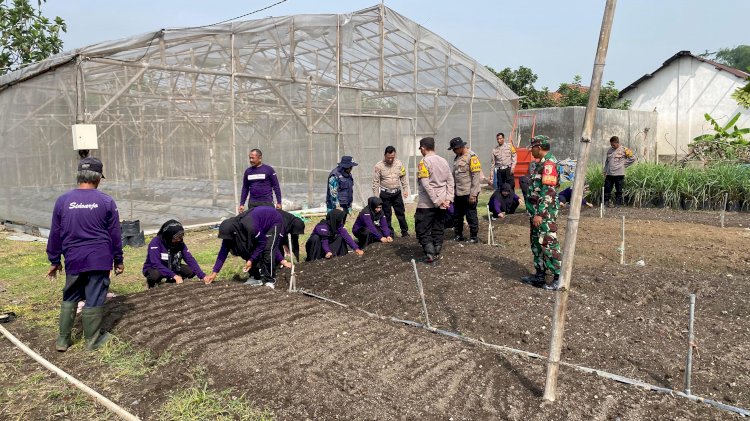 Polisi bersama Warga Desa Bakungtemenggungan Siapkan Lahan Produktif Wujudkan Ketahanan Pangan