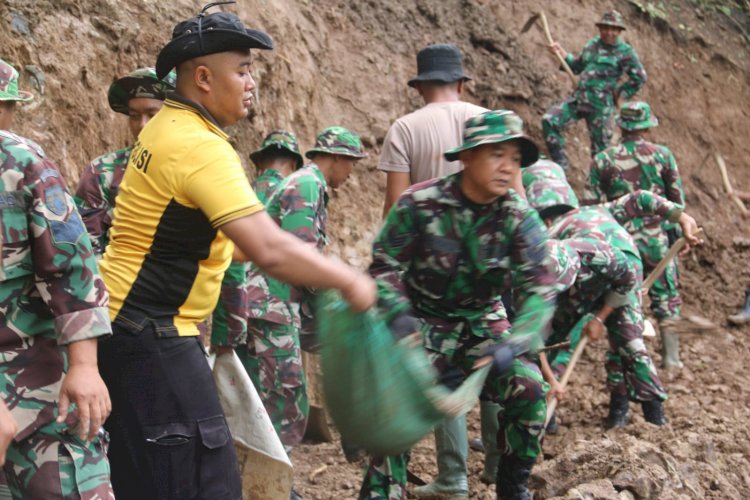 Polres Madiun Bersama TNI Gelar Kerja Bakti Perbaiki Jalan Rusak Akibat Tanah Longsor