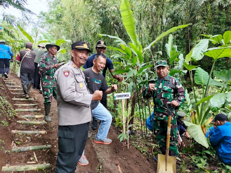 Sinergitas Polres Lumajang Bersama TNI dan Forkopimda Lakukan Penghijauan di Sumber Klerek Gucialit