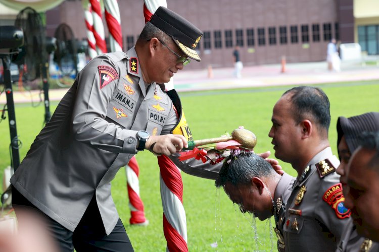 Kapolda Jatim Pimpin Upacara Kenaikan Pangkat 3.057 Personel