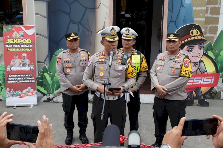 Polda Jatim Siagakan 100 Personel Gabungan di Bundaran Waru, Malam Pergantian Tahun Berjalan Lancar