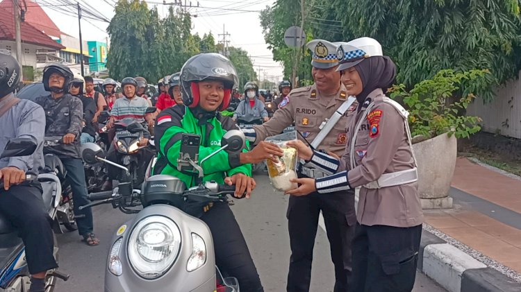 Polres Kediri Kota Berbagi Sembako di Jumat Berkah, Wargapun Sumringah