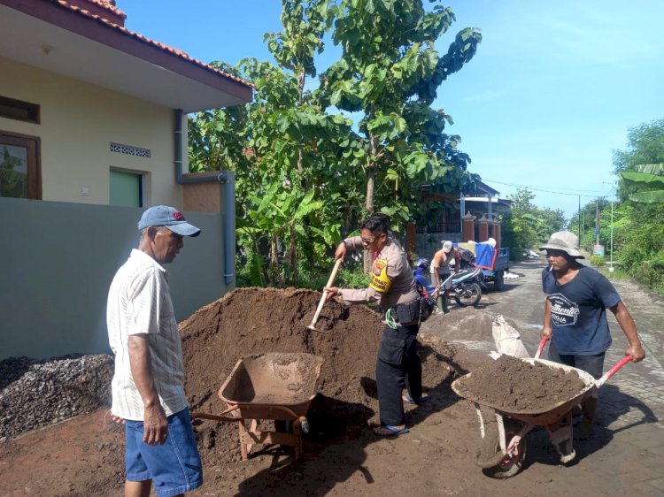 Anggota Polsek Krembung Kerja Bakti Bareng Warga Renovasi Mushola