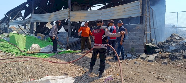 Polsek Krian Gerak Cepat Tangani Kebakaran Gudang Rongsokan di Barengkrajan