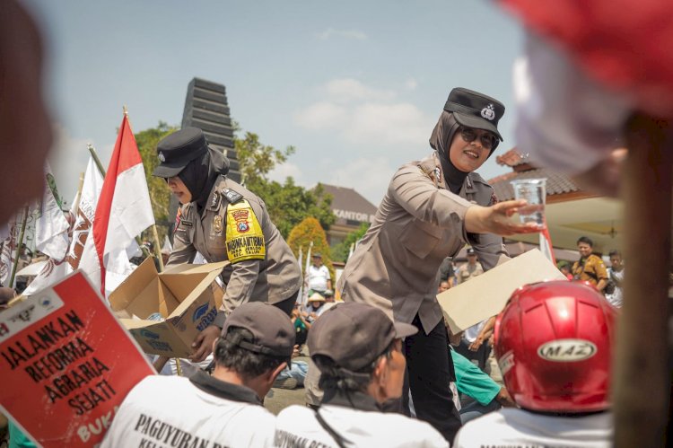 Polwan Polres Blitar Berikan Pelayanan Humanis, Berbagi Air hingga Bersihkan Sampah Bersama Massa Aksi